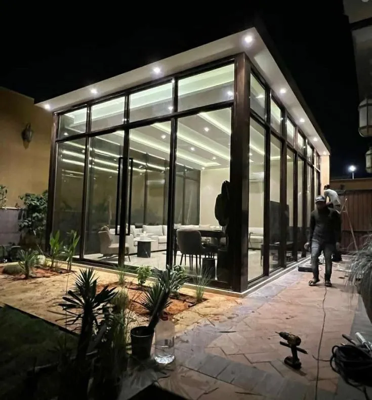 بناء مجالس خارجية زجاجية فخمة بسعر مناسب