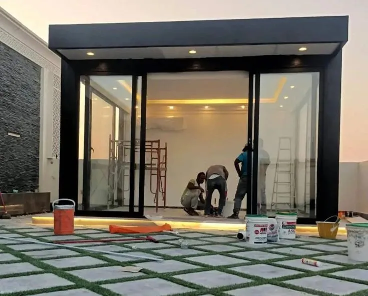 بناء مجالس خارجية زجاجية فخمة بسعر مناسب