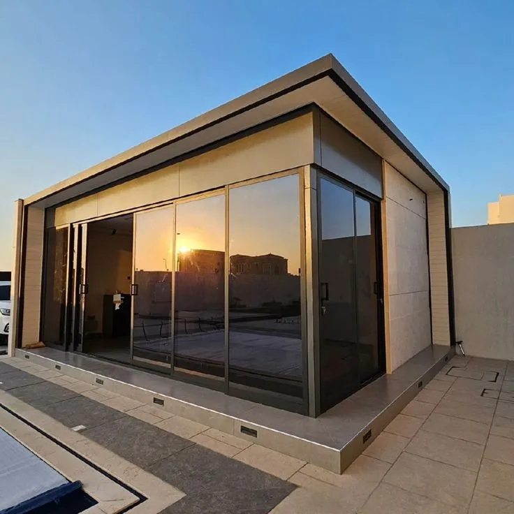 بناء مجالس خارجية زجاجية فخمة بسعر مناسب