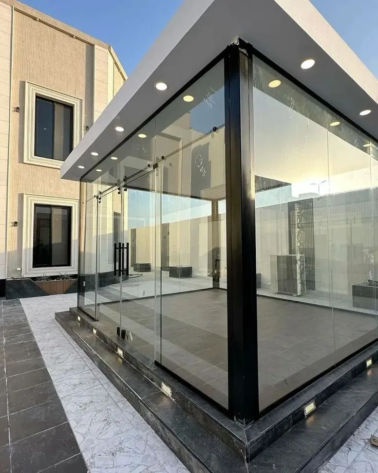 تكلفة بناء مجلس زجاجي مودرن مع تشطيبات أنيقة في الرياض