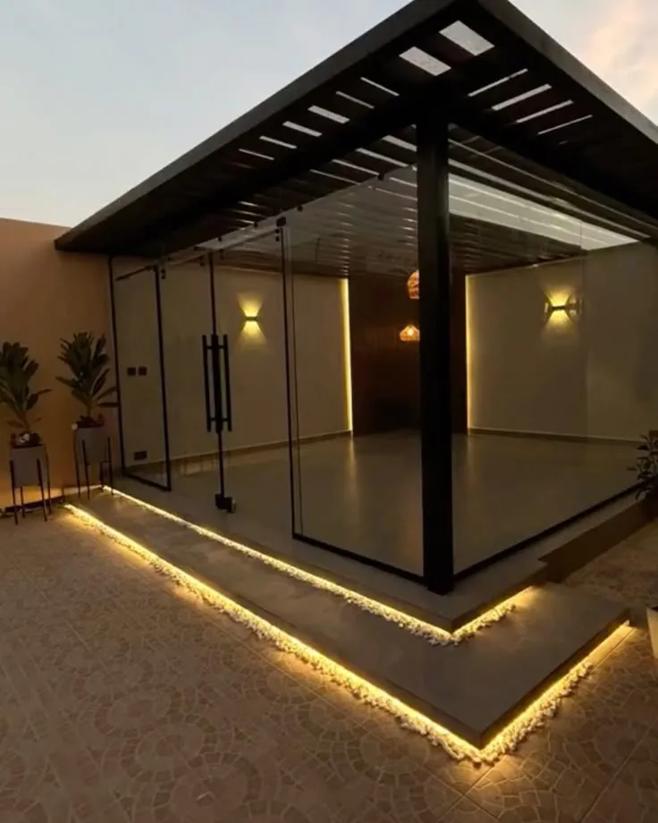 تكلفة بناء مجلس زجاجي مودرن مع تشطيبات أنيقة في الرياض