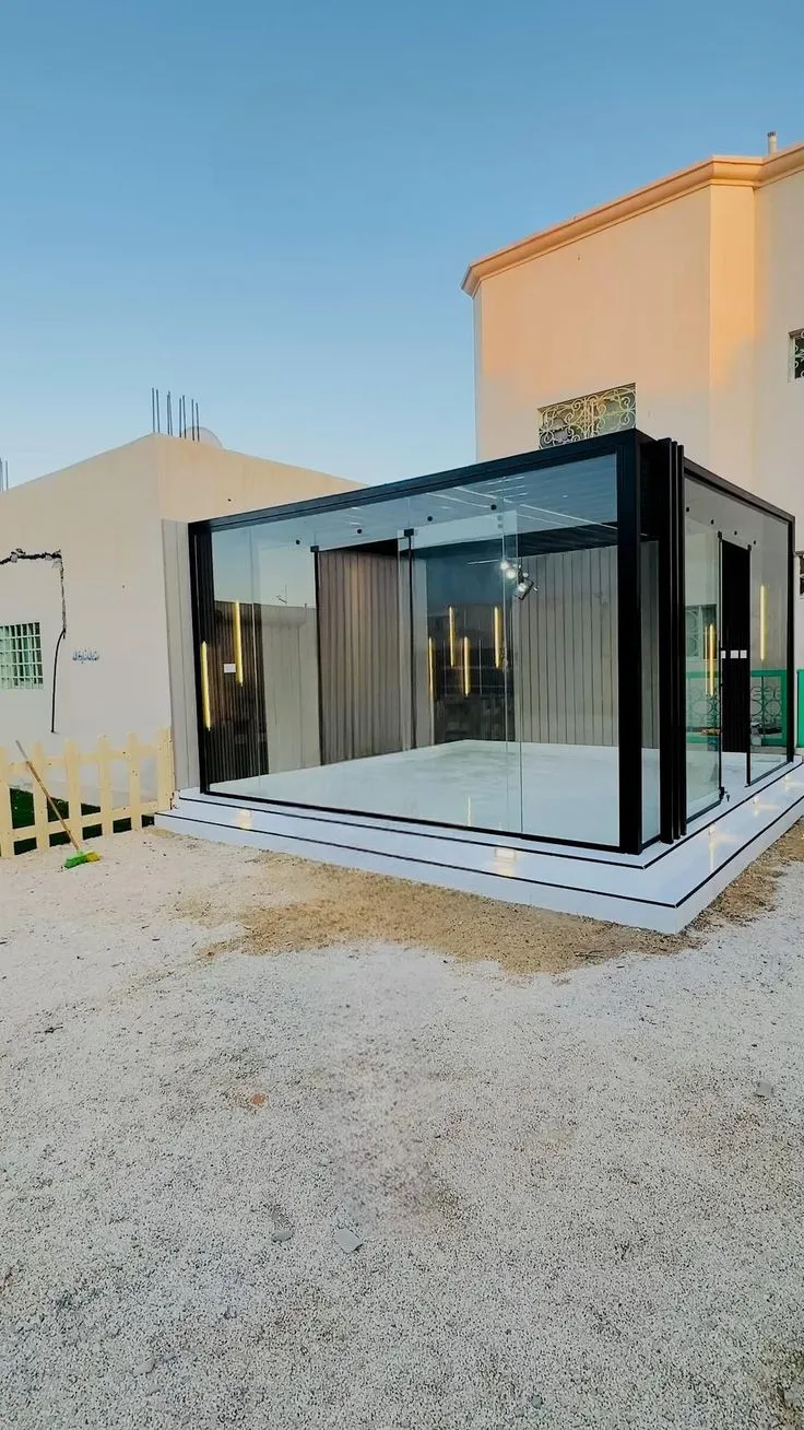 تكلفة بناء مجلس زجاجي مودرن مع تشطيبات أنيقة في الرياض