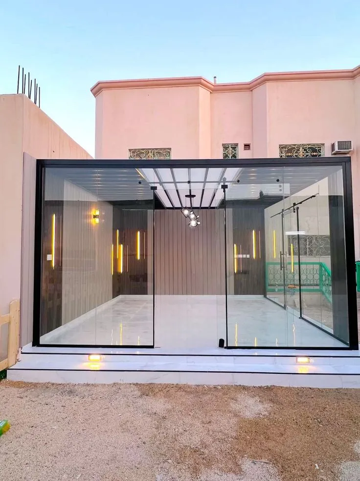 تكلفة بناء مجلس زجاجي مودرن مع تشطيبات أنيقة في الرياض