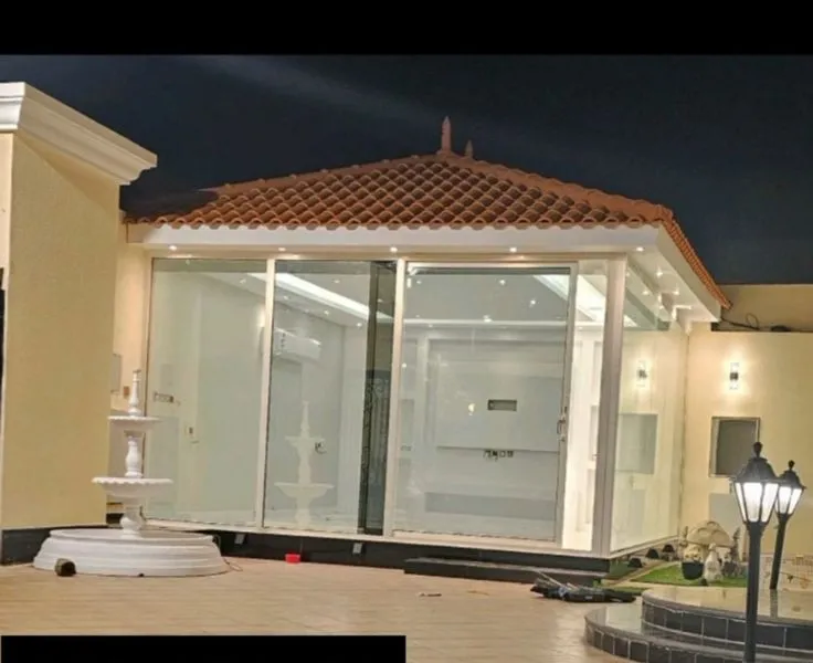 تكلفة بناء مجلس زجاجي مودرن مع تشطيبات أنيقة في الرياض